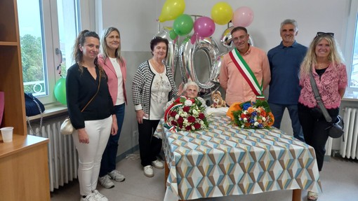 Iside Schiappacassa festeggiata a Revello dal sindaco Paolo Motta con la giunta comunale e la direttrice della residenza per anziani Silvana Sanino Iside Schiappacassa festeggiata a Revello dal sindaco Paolo Motta con la giunta comunale e la direttrice della residenza per anziani Silvana Sanino