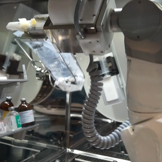 La farmacia del Santa Croce festeggia due anni con il robot: 1.712 pazienti in trattamento con 8.482 terapie automatizzate [VIDEO]