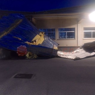 Il capannone della ditta Mauli di Revello scoperchiato dal vento