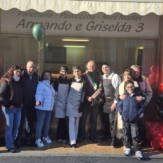 L'inaugurazione del nuovo negozio di  panetteria, pasticceria e minimarket a Rossana