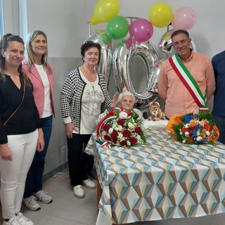 Iside Schiappacassa festeggiata a Revello dal sindaco Paolo Motta con la giunta comunale e la direttrice della residenza per anziani Silvana Sanino