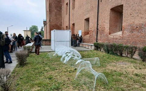 Saluzzo, installazione alla Castiglia che evoca l'ora d'aria del suo vissuto carcerario
