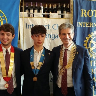 I rappresentanti distrettuali Rotaract e Interact: Manuel Giraudo e Riccardo Martinengo Tonelli con Fortunato Crovari, Governatore del Distretto Rotary 2032 I rappresentanti distrettuali Rotaract e Interact: Manuel Giraudo e Riccardo Martinengo Tonelli con Fortunato Crovari, Governatore del Distretto Rotary 2032