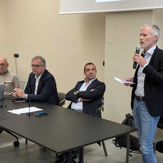 Alberto Rabbia mentre interviene nel Patto Civico a Busca