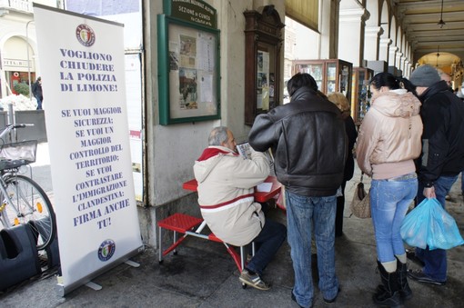 La raccolta firme promossa dal Siap sotto i portici di Cuneo