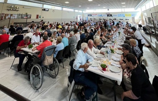 Il pranzo degli anziani di Revello organizzato dal Comune lo scorso settembre
