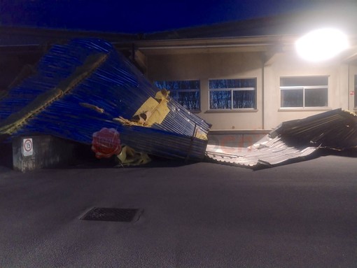 Il capannone della ditta Mauli di Revello scoperchiato dal vento Il capannone della ditta Mauli di Revello scoperchiato dal vento