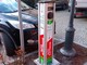 La colonnina di ricarica per auto elettriche vicino al Municipio di Revello La colonnina di ricarica per auto elettriche vicino al Municipio di Revello