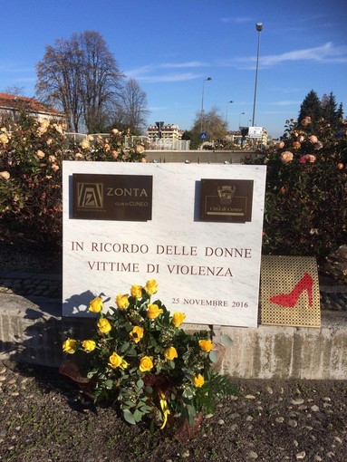 Cuneo: davanti alla lapide nella rotonda di corso Francia le rose gialle del club Zonta Cuneo in ricordo delle donne vittime di violenza