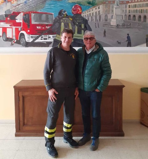 Da sinistra Renzo Rabbia, capo reparto dei Vigili del Fuoco di Cuneo, e Valter Aimar, ex vigile del fuoco