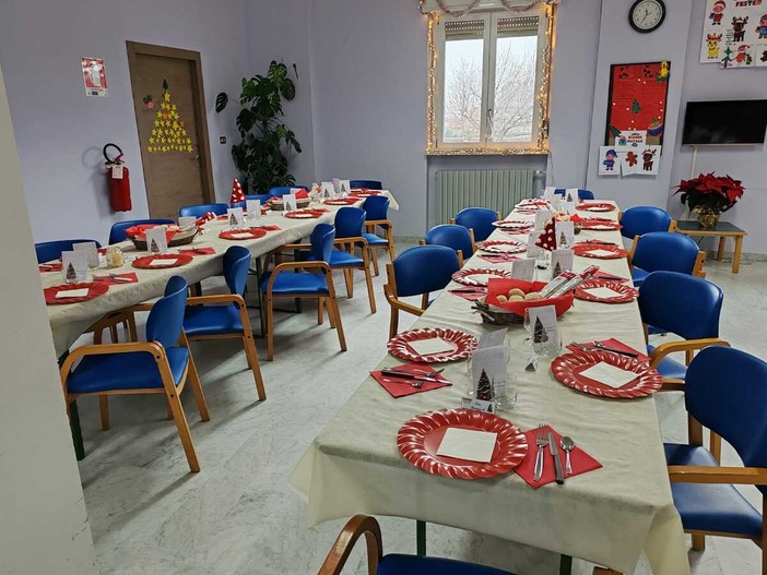 Le tavole preparate, in occasione del pranzo di Natale, alla Residenza per anziani di Revello