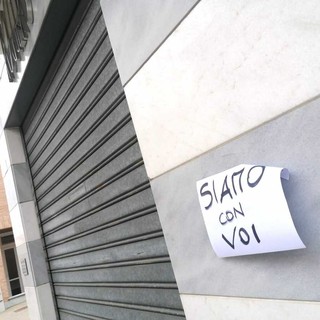 Nell'immagine d'archivio il negozio chiuso all'indomani della rapina Nell'immagine d'archivio il negozio chiuso all'indomani della rapina