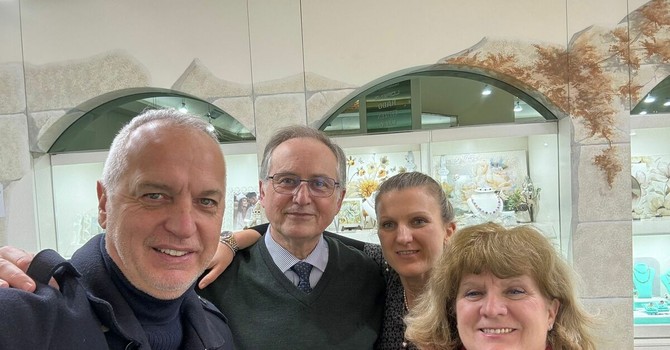 Il senatore Bergesio col gioielliere Mario Roggero, la moglie e la figlia durante una visita a Grinzane nel febbraio 2023 Il senatore Bergesio col gioielliere Mario Roggero, la moglie e la figlia durante una visita a Grinzane nel febbraio 2023
