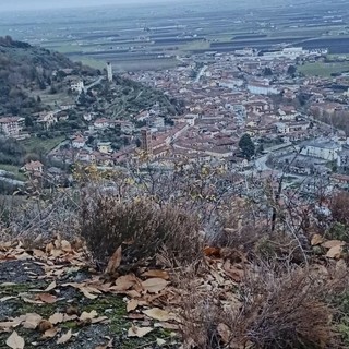 Il paese di Revello, in valle Po, visto dal Mombracco