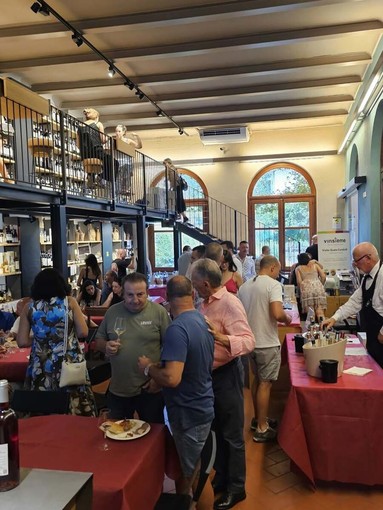 Roero protagonista tra vino e territorio: bilancio positivo per l’Enoteca e nuovi eventi a luglio