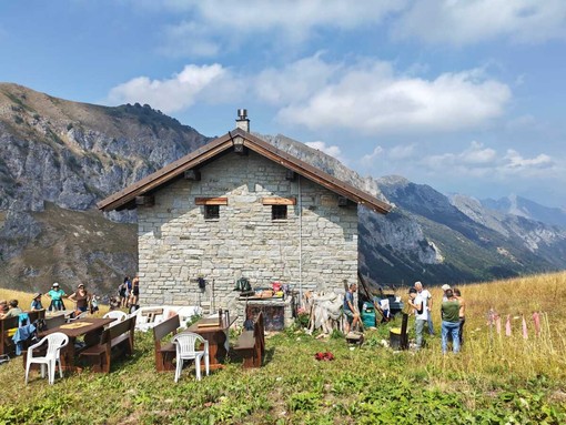 Sentieri, formaggi e voglia di stare insieme: un successo la giornata al Bivacco Balur Sentieri, formaggi e voglia di stare insieme: un successo la giornata al Bivacco Balur