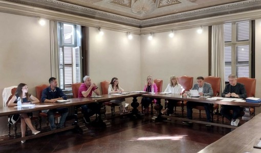 I consiglieri e gli assessori di maggioranza nel consiglio Comunale di Revello, con il sindaco Paolo Motta e la vice Antonella Rolle I consiglieri e gli assessori di maggioranza nel consiglio Comunale di Revello, con il sindaco Paolo Motta e la vice Antonella Rolle