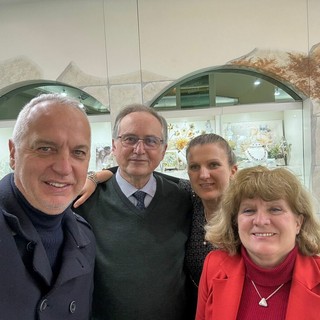 Il senatore Bergesio col gioielliere Mario Roggero, la moglie e la figlia durante una visita a Grinzane nel febbraio 2023