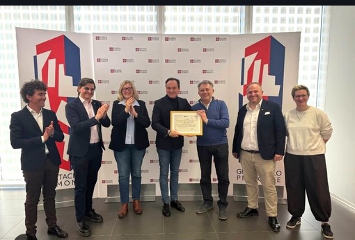 L'editore Claudio Rosso e alcune tra le voci e le figure di riferimento dell'emittente albese premiate in Regione dal governatore Alberto Cirio L'editore Claudio Rosso e alcune tra le voci e le figure di riferimento dell'emittente albese premiate in Regione dal governatore Alberto Cirio