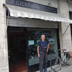 Cuneo, dopo 49 anni Roberto Giordano cerca un successore per il suo negozio di bici: "Sono disposto anche a regalarlo" Cuneo, dopo 49 anni Roberto Giordano cerca un successore per il suo negozio di bici: "Sono disposto anche a regalarlo"