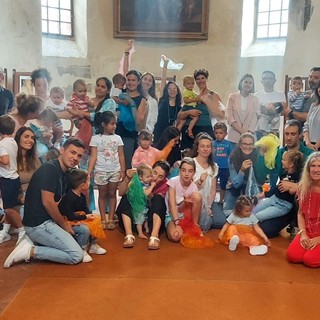 Revello accoglie tra i libri i piccoli nati del 2024