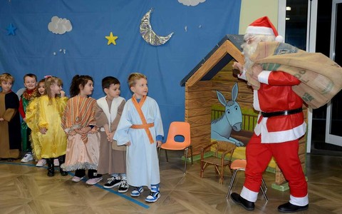 Saluzzo, recite per gli auguri di Natale all'asilo Regina Margherita