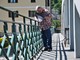 Il fabbro Riccardo Ughetti al lavoro per rialzare la ringhiera di protezione ai camminamenti sul Ponte Po di Paesana