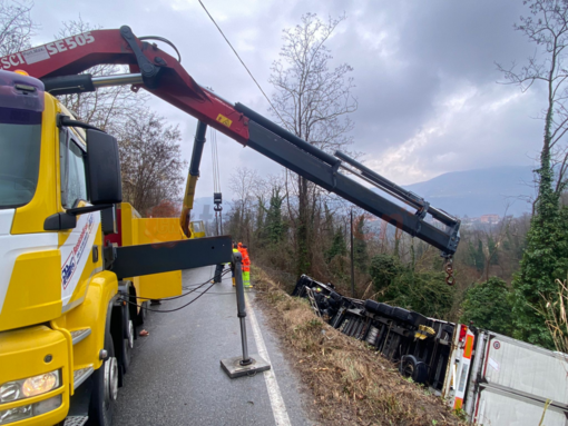 Le operazioni di recupero del mezzo pesante