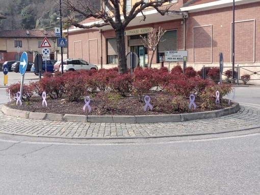 La rotatoria all'ingresso di Revello allestita con i fiocchetti lilla