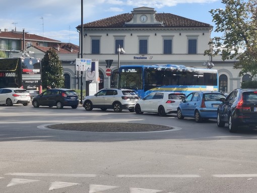 Iniziata la raccolta firme per richiedere lo spegnimento del semaforo di fronte alla stazione Iniziata la raccolta firme per richiedere lo spegnimento del semaforo di fronte alla stazione