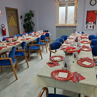 Le tavole preparate, in occasione del pranzo di Natale, alla Residenza per anziani di Revello