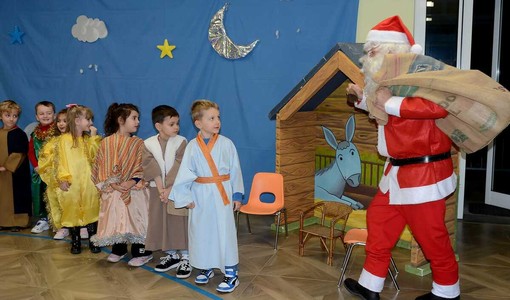 Saluzzo, recite per gli auguri di Natale all'asilo Regina Margherita