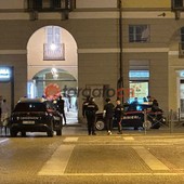 Furiosa litigata ieri sera in piazza Galimberti, tra lanci di sedie e bottiglie
