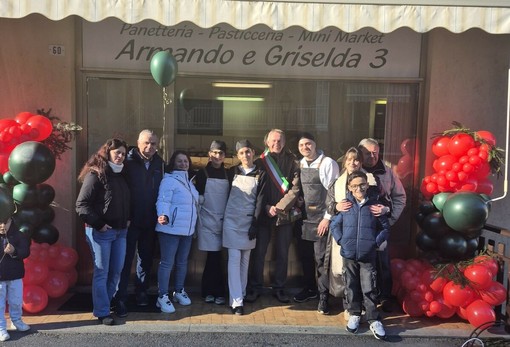 L'inaugurazione del nuovo negozio di  panetteria, pasticceria e minimarket a Rossana
