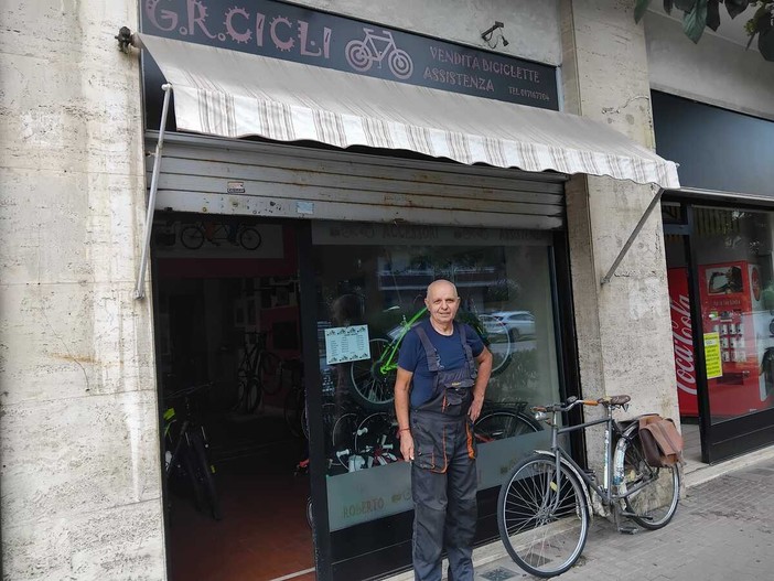 Cuneo, dopo 49 anni Roberto Giordano cerca un successore per il suo negozio di bici: "Sono disposto anche a regalarlo" Cuneo, dopo 49 anni Roberto Giordano cerca un successore per il suo negozio di bici: "Sono disposto anche a regalarlo"