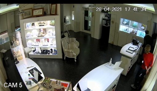 Un momento della rapina immortalato dalle telecamere di sicurezza della gioielleria di Grinzane