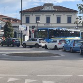 Iniziata la raccolta firme per richiedere lo spegnimento del semaforo di fronte alla stazione Iniziata la raccolta firme per richiedere lo spegnimento del semaforo di fronte alla stazione