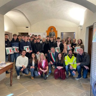 La consegna delle borse di studio e delle Costituzioni ai neo maggiorenni revellesi La consegna delle borse di studio e delle Costituzioni ai neo maggiorenni revellesi