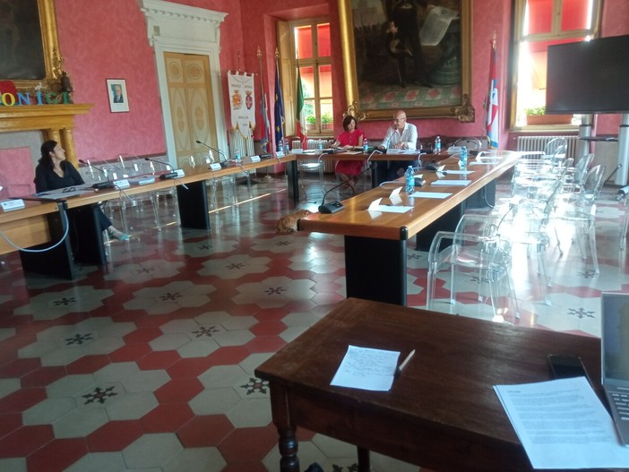 L'aula deserta del Consiglio di Racconigi con i soli Oderda e Gorgo L'aula deserta del Consiglio di Racconigi con i soli Oderda e Gorgo