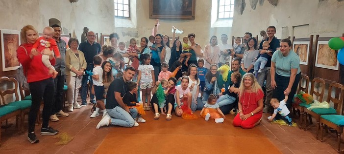 Revello accoglie tra i libri i piccoli nati del 2024