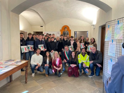 La consegna delle borse di studio e delle Costituzioni ai neo maggiorenni revellesi La consegna delle borse di studio e delle Costituzioni ai neo maggiorenni revellesi