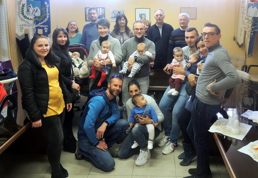 Roccabruna, il benvenuto pubblico ai sette bambini nati nel 2019. Con loro il sindaco Arneodo e i vicesindaco Gianti
