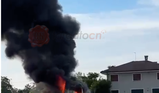 Vigili del fuoco in azione per una motrice in fiamme a Roreto di Cherasco [VIDEO]