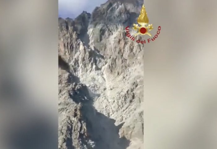 L'elicottero Drago dei vigili del fuoco sorvola il fronte del crollo sul Monviso [VIDEO]