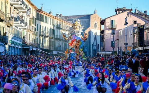 Il Carnevale storico di Saluzzo entra nel percorso del centenario: al via con la grande sfilata l’edizione 2026
