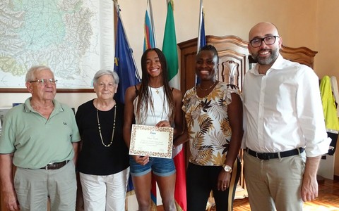 Il presidente Robaldo con Sara Curtis e i suoi familiari dopo la consegna dell'attestato di benemerenza