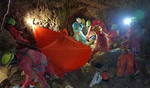 I soccorsi all'interno della grotta I soccorsi all'interno della grotta