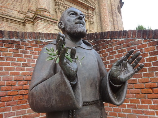 La statua di san Pio collocata all'esterno della chiesa di Santa Maria degli Angeli, a Bra La statua di san Pio collocata all'esterno della chiesa di Santa Maria degli Angeli, a Bra