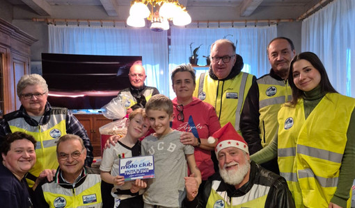 Il moto club della Polizia dona pannolini e doni alla Sacra Famiglia di Sant'Albano Stura