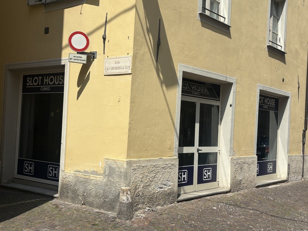 La Sala da gioco all'angolo tra via Cacciatori delle alpi e via Savigliano, nel centro storico